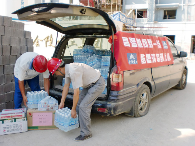 高溫慰問到一線，酷暑清涼舒人心